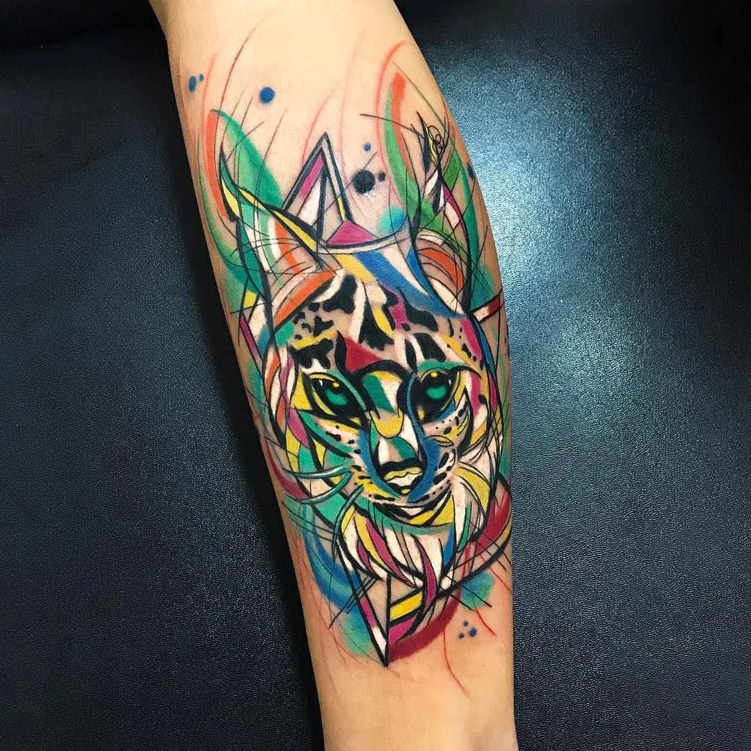 Artista de tatuagem Sebastian Barone tatuagem de cores brilhantes cubismo