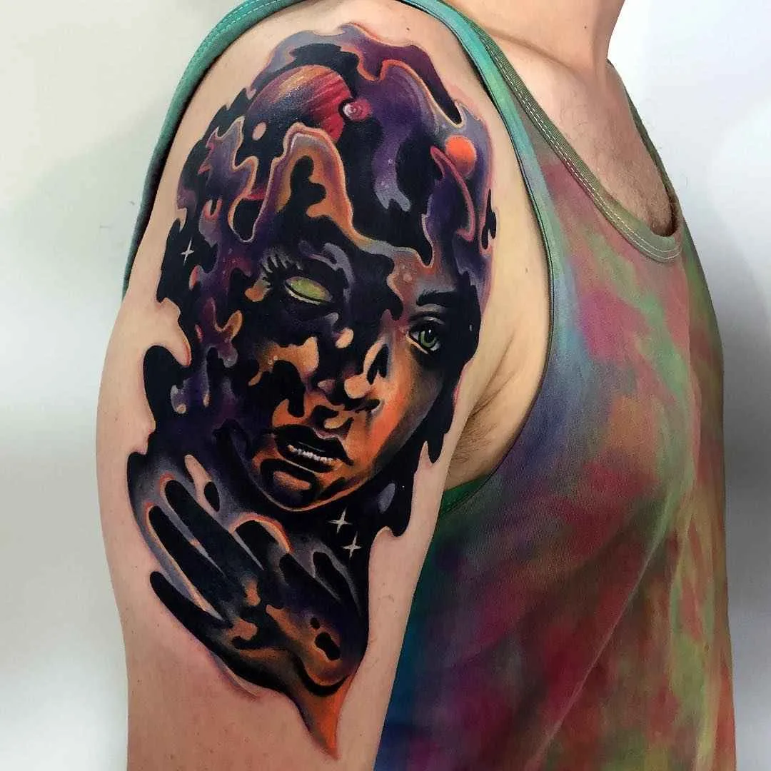 Artista del tatuaggio Giena Todryk crea un tatuaggio surreale colorato
