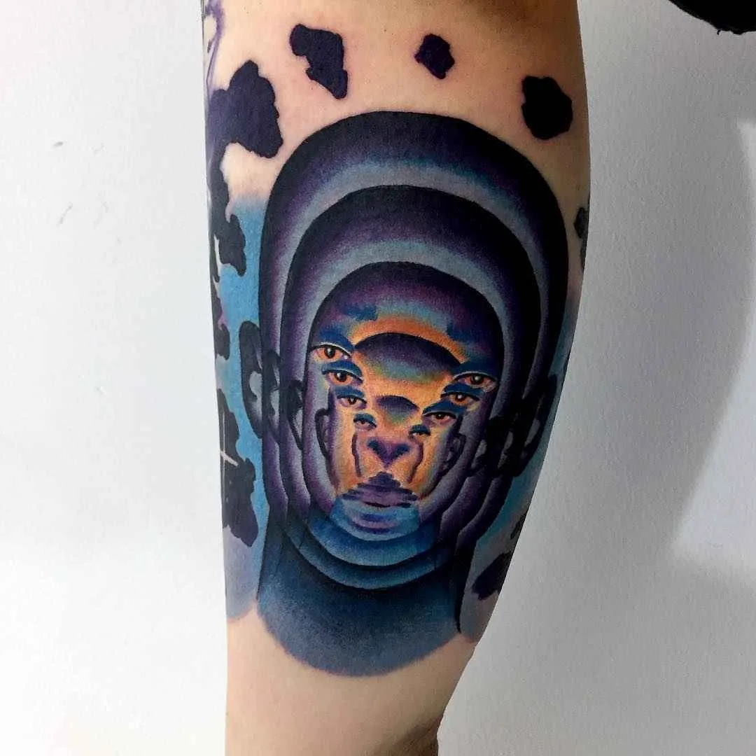 Artista del tatuaggio Giena Todryk crea un tatuaggio surreale colorato