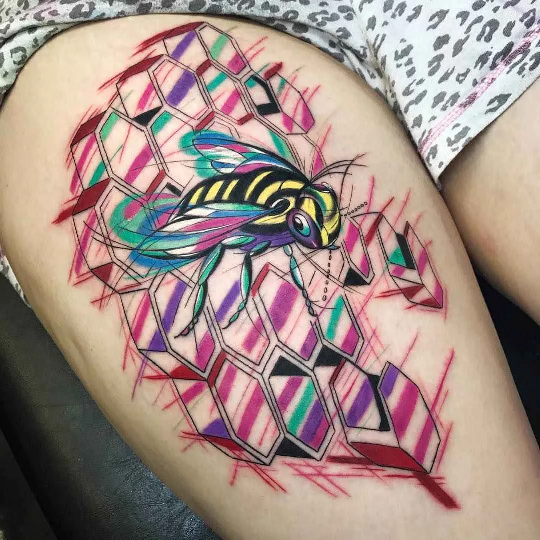 Artista de tatuagem Sebastian Barone tatuagem de cores brilhantes cubismo