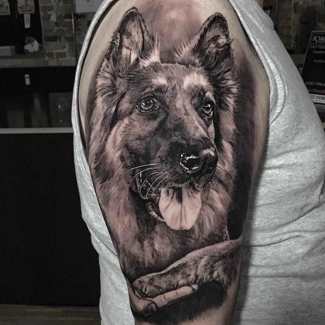 Artista del tatuaggio Matteo Pasqualin, ritratto in nero e grigio realistico | Italia