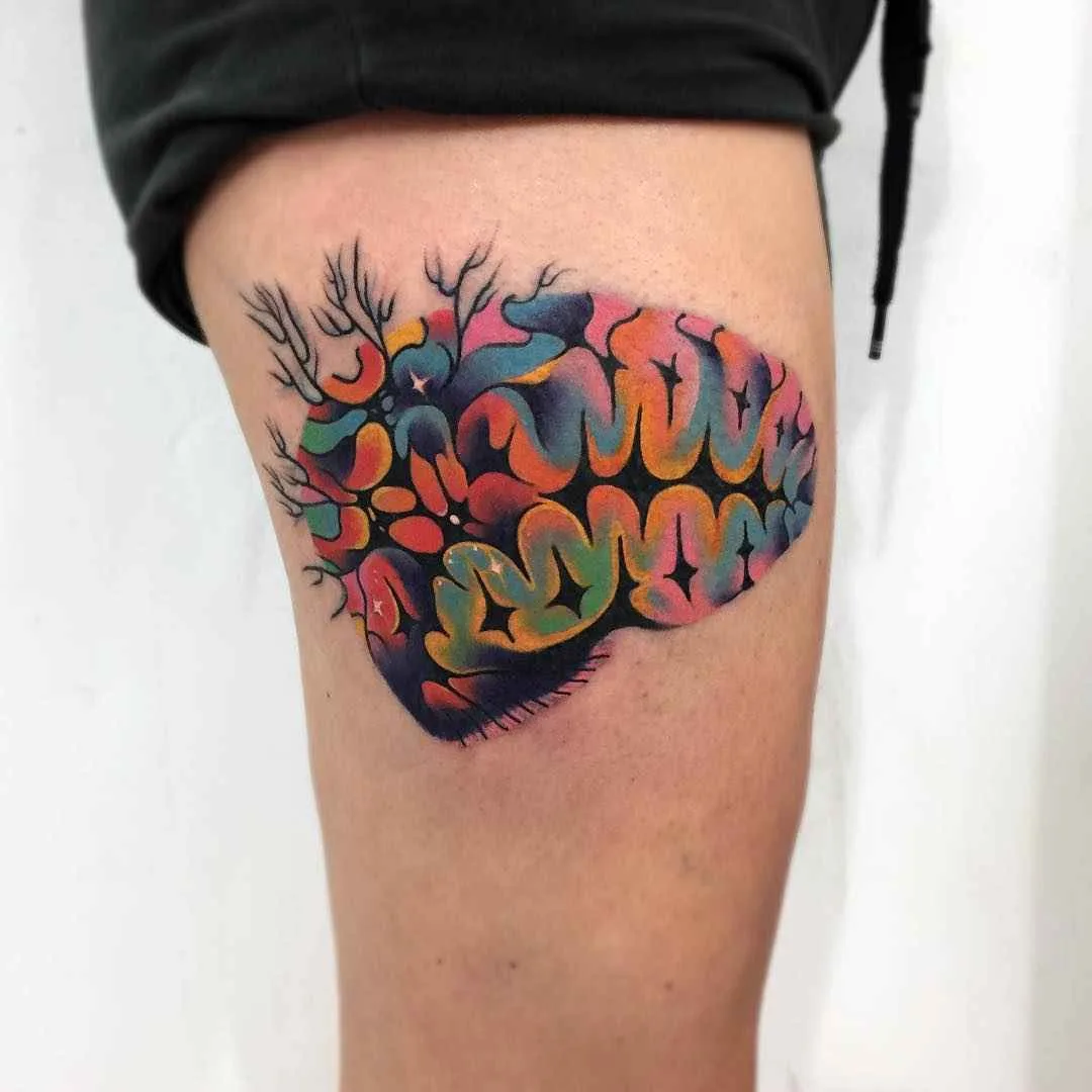 Artista del tatuaggio Giena Todryk crea un tatuaggio surreale colorato