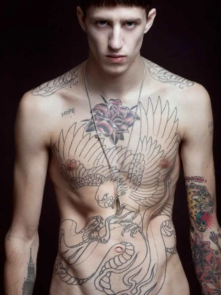 Modello maschile di tatuaggi Miles Langford, tatuaggi