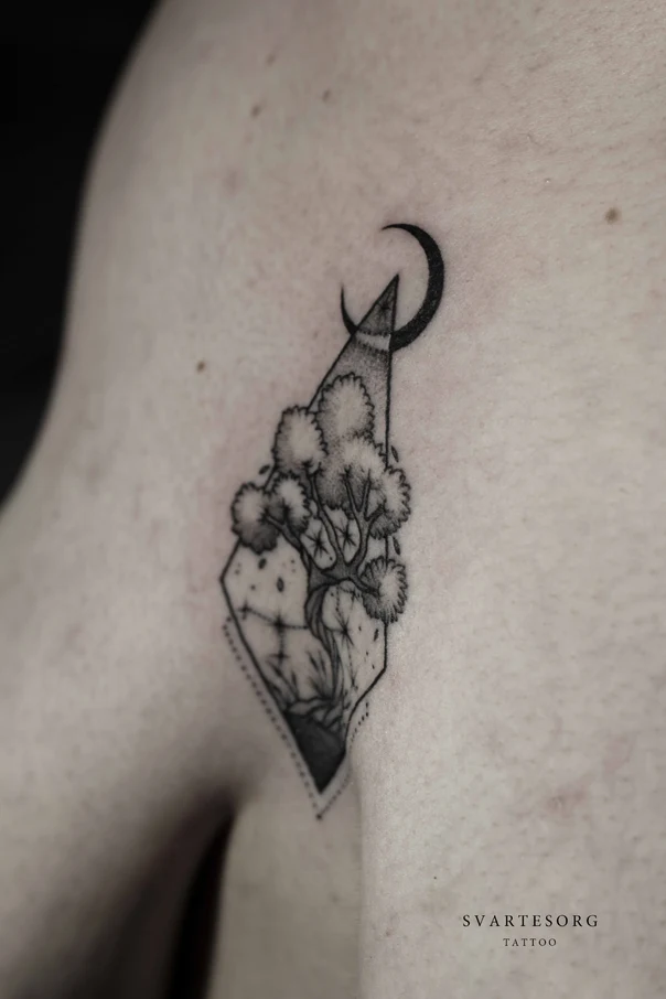 Лайнворк Tree, Moon tattoo на Грудь