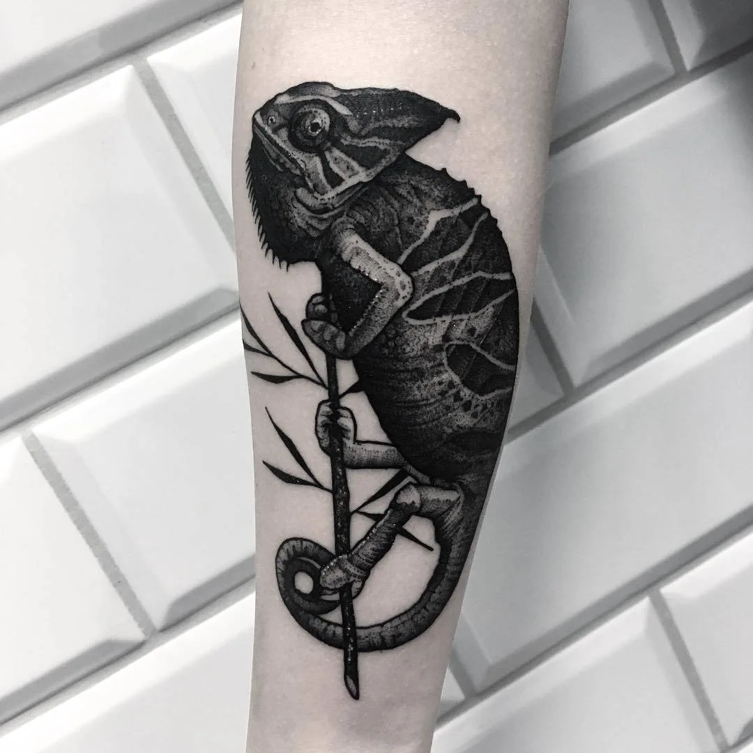 Artista di tatuaggi Patryk Chybowski, stile surrealista di tatuaggi a nero | Varsovia, Polonia