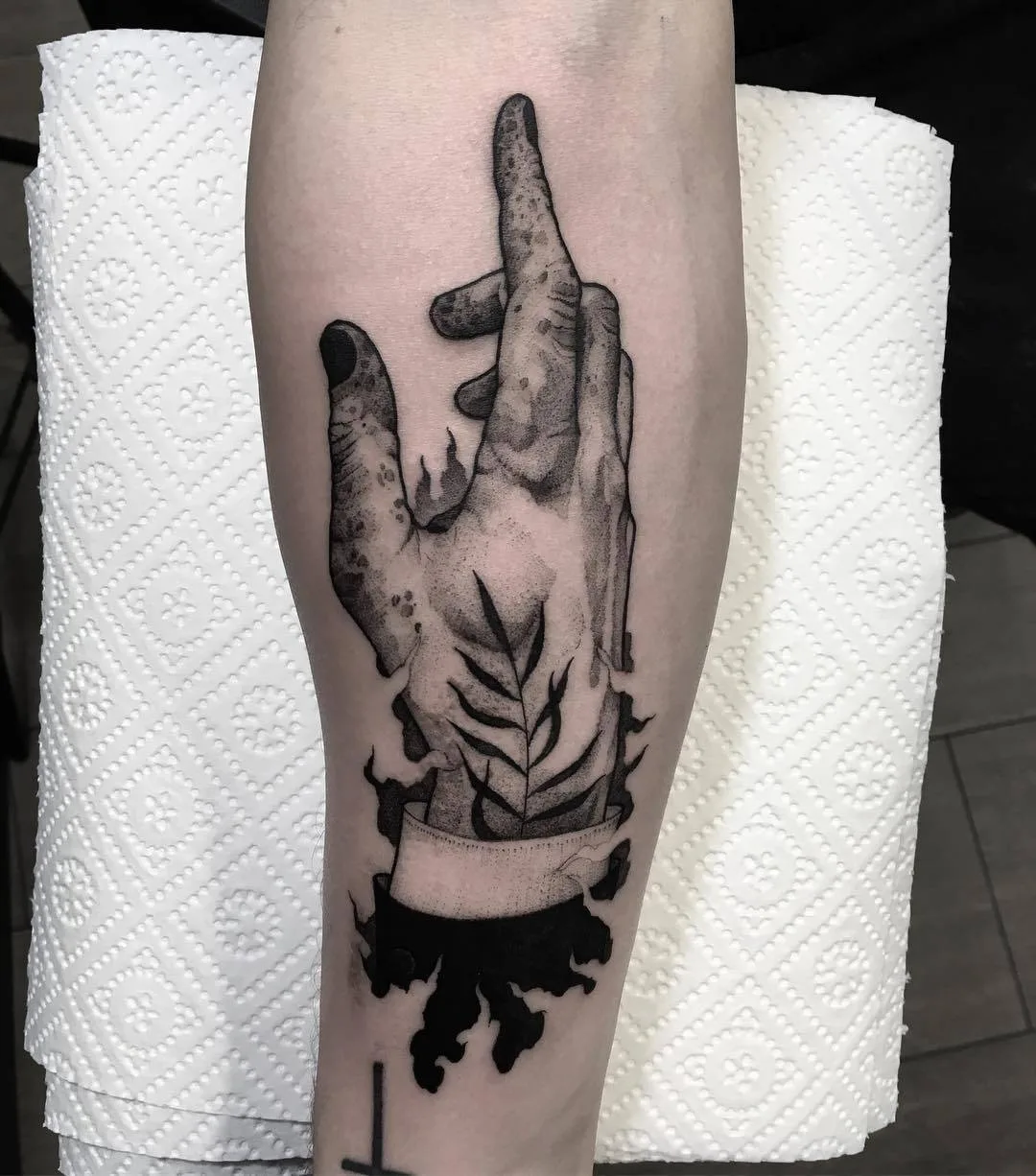 Artista di tatuaggi Patryk Chybowski, stile surrealista di tatuaggi a nero | Varsovia, Polonia
