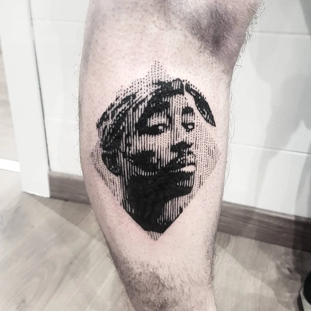 Tatuador Marco Bordi | 2-pac estilo black portrait sketch tattoo, pontos e linhas | Roma, Itália