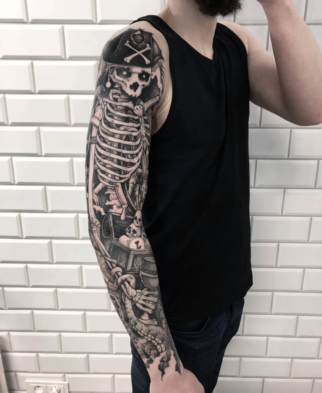 Artista di tatuaggi Patryk Chybowski, stile surrealista di tatuaggi a nero | Varsovia, Polonia