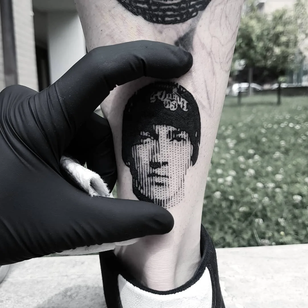 Tatuador Marco Bordi | Eminem, estilo black portrait sketch tattoo, pontos e linhas | Roma, Itália