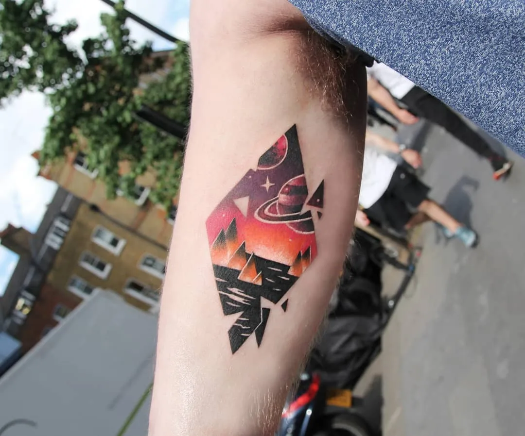 Tatuador Polyc SJ / 상진, estilo de tatuagem polygon de autores, color. Tatuagem gráfica, abstração, surrealista, cartoon | Coreia 