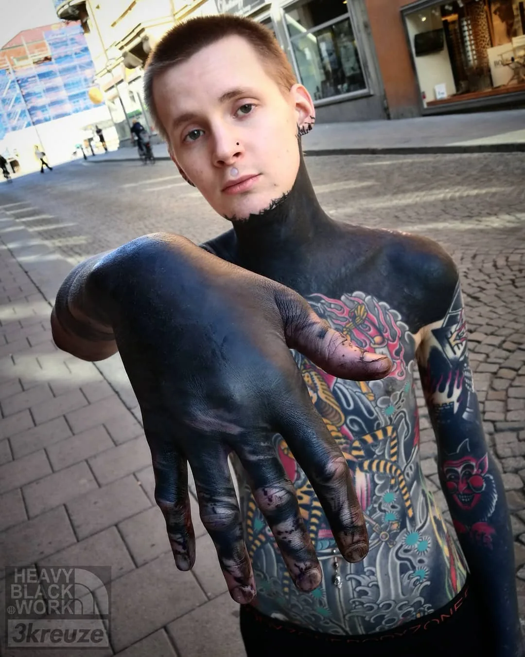 Artista di tatuaggi 3KREUZE, tatuaggio brutale pesante astratto in nero | Uppsala, Svezia