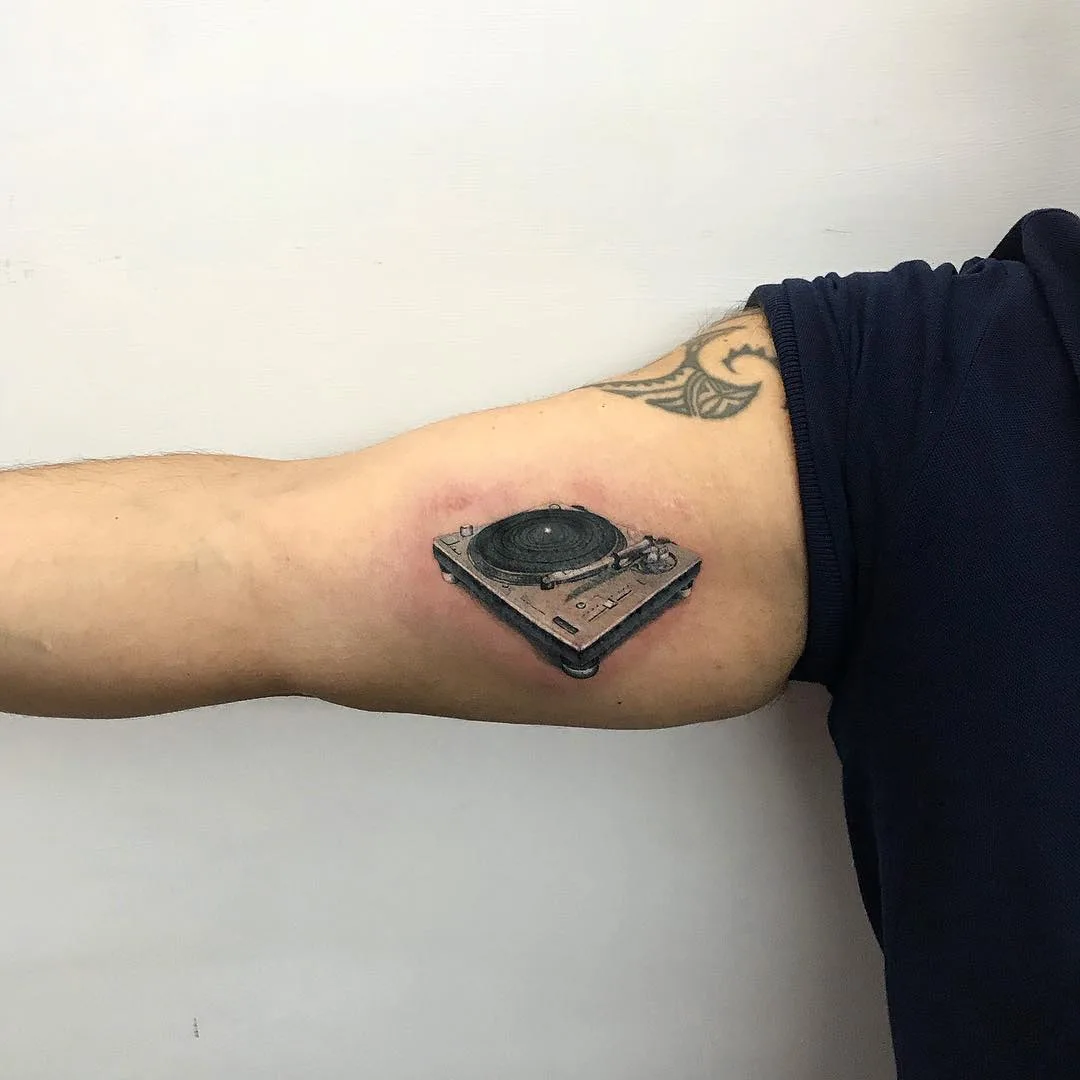 Tatuagem artista Alberto Marzari, cor tatuagem pequena realista, minimalismo, gravador de vinil | Roma, Itália 