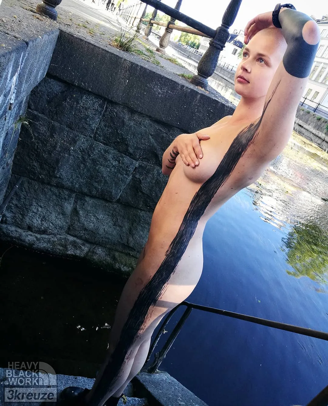 Artista di tatuaggi 3KREUZE, tatuaggio brutale pesante astratto in nero | Uppsala, Svezia