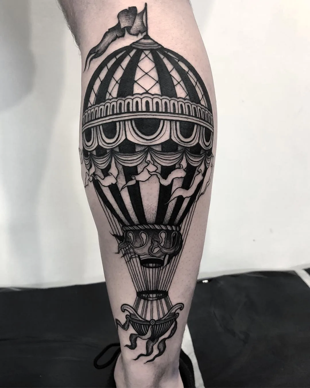 Artista di tatuaggi Patryk Chybowski, stile surrealista di tatuaggi a nero | Varsovia, Polonia