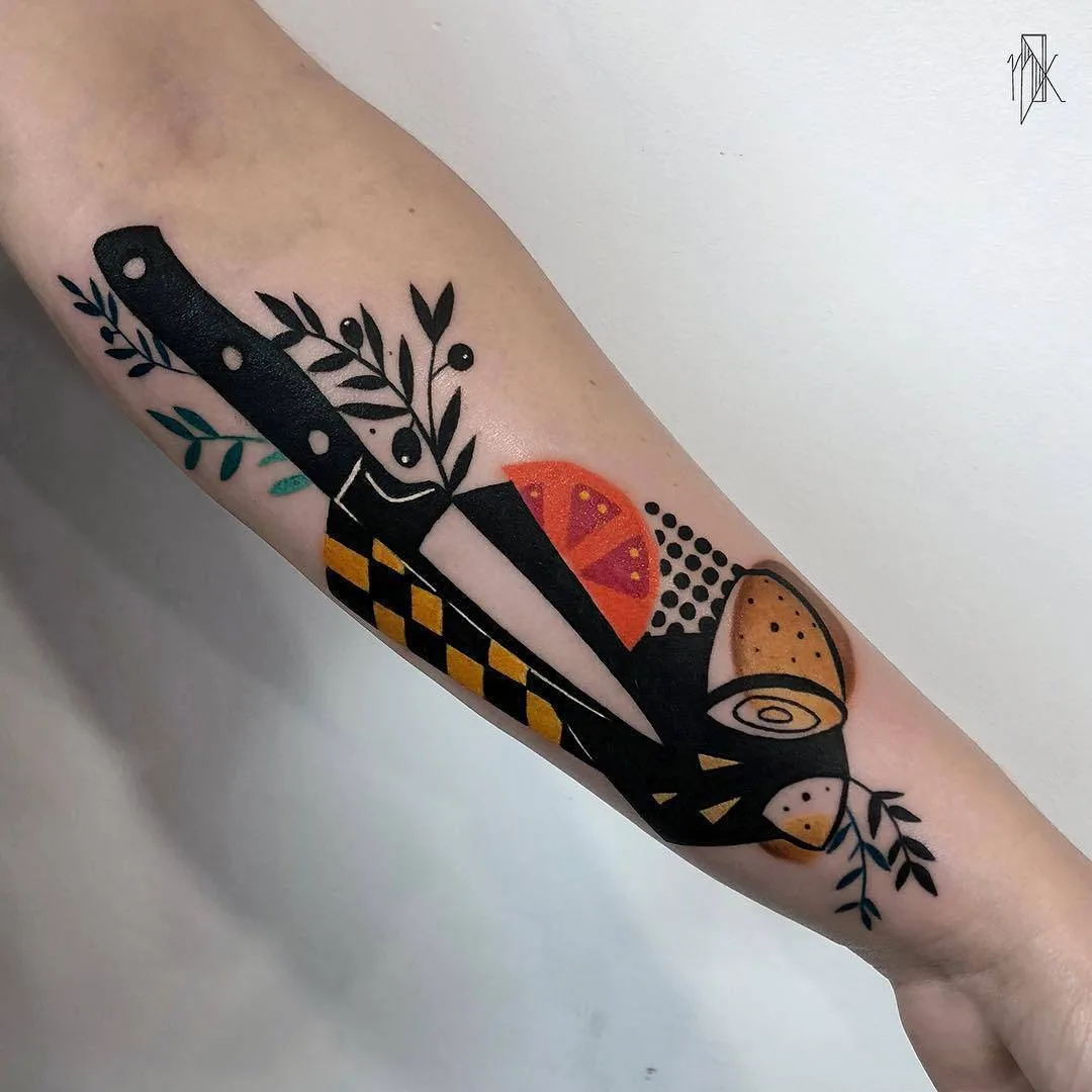 Artista di tatuaggi Marta Kudu, stile autore disegno a colori di tatuaggi, coltello | Varsovia, Polonia 