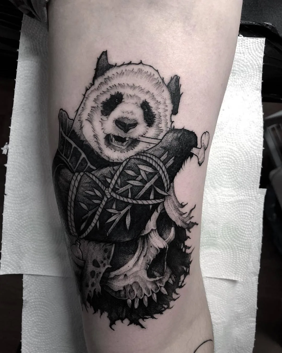 Artista di tatuaggi Patryk Chybowski, stile surrealista di tatuaggi a nero | Varsovia, Polonia