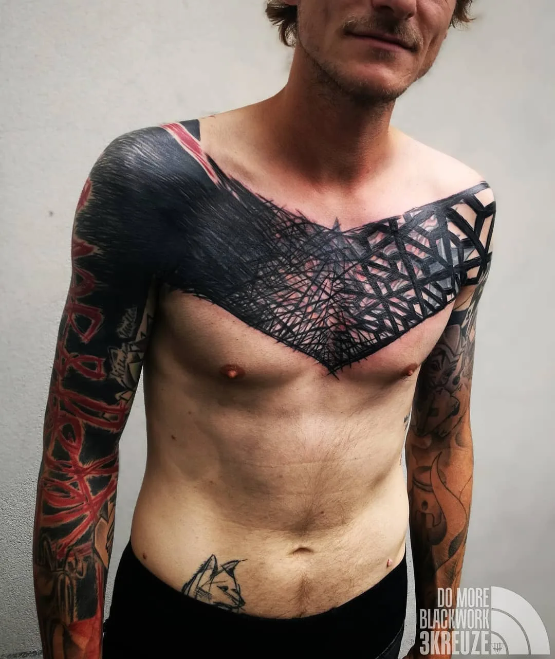 Artista di tatuaggi 3KREUZE, tatuaggio brutale pesante astratto in nero | Uppsala, Svezia
