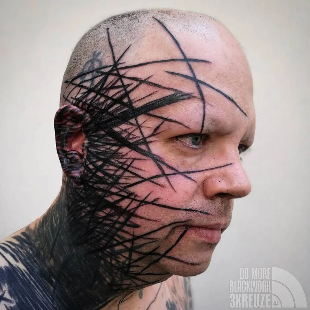 Artista di tatuaggi 3KREUZE, tatuaggio brutale pesante astratto in nero | Uppsala, Svezia