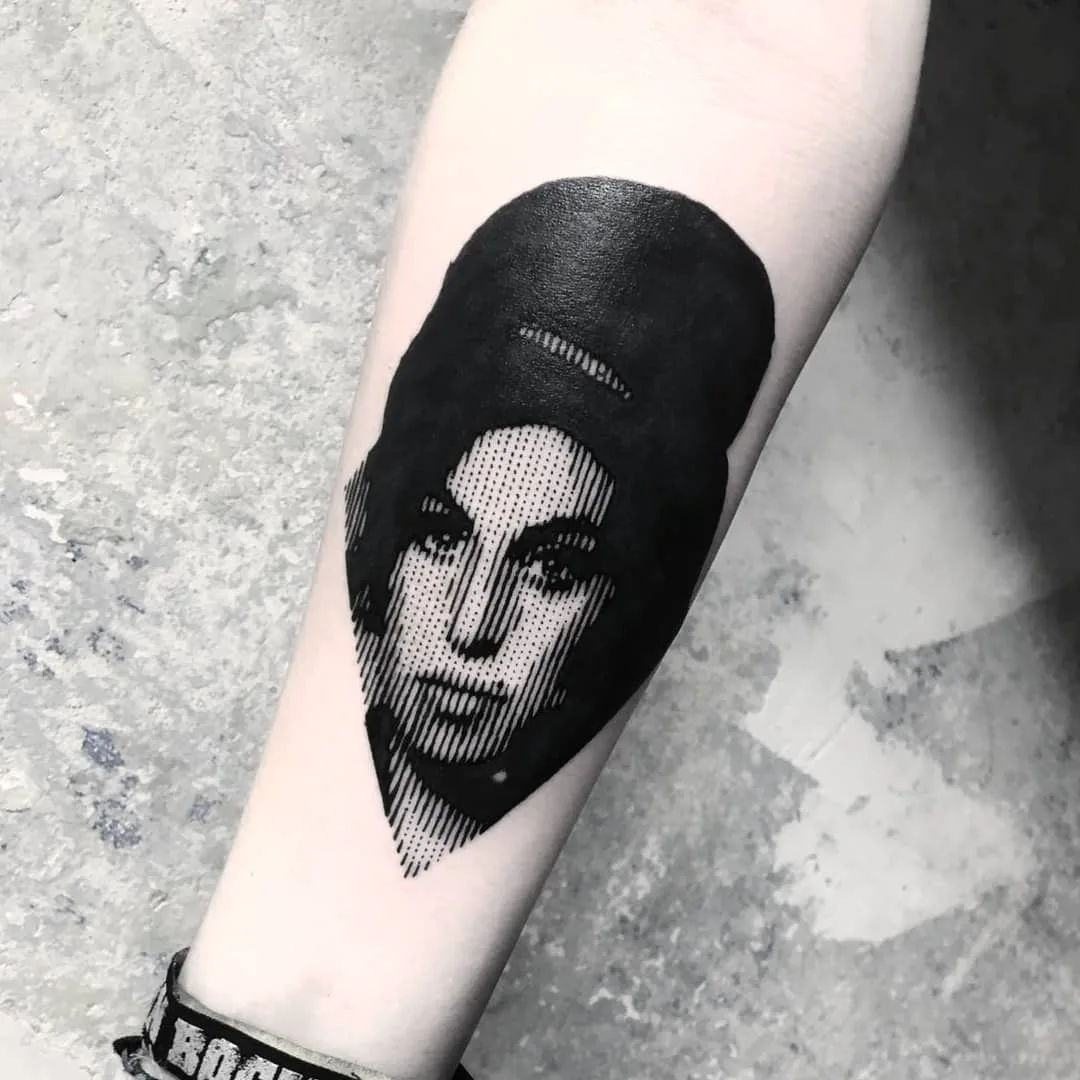 Tatuador Marco Bordi, Amy Winehouse, estilo black portrait sketch tattoo, pontos e linhas | Roma, Itália