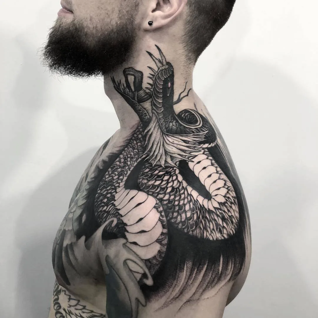 Artista di tatuaggi Patryk Chybowski, stile surrealista di tatuaggi a nero | Varsovia, Polonia