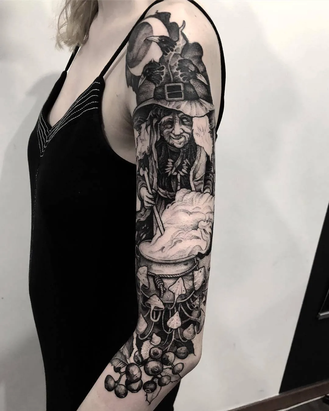 Artista di tatuaggi Patryk Chybowski, stile surrealista di tatuaggi a nero | Varsovia, Polonia