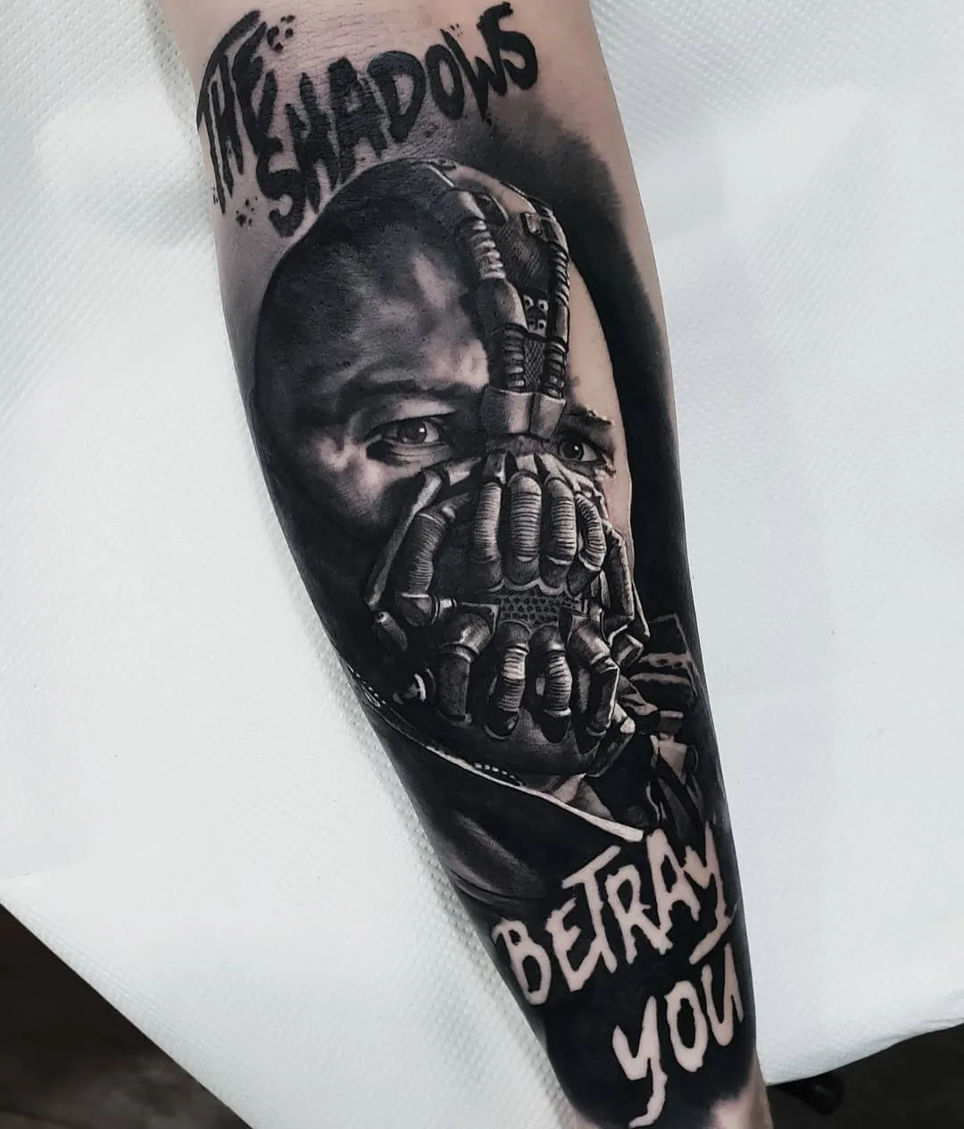 Artista di tatuaggi Nick Imms, autore di ritratto in nero e grigio con realismo | Regno Unito