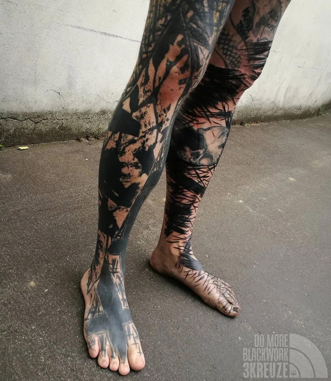 Artista di tatuaggi 3KREUZE, tatuaggio brutale pesante astratto in nero | Uppsala, Svezia