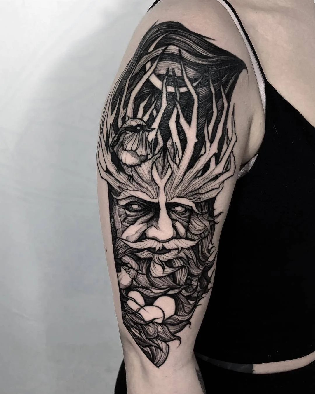 Artista di tatuaggi Patryk Chybowski, stile surrealista di tatuaggi a nero | Varsovia, Polonia