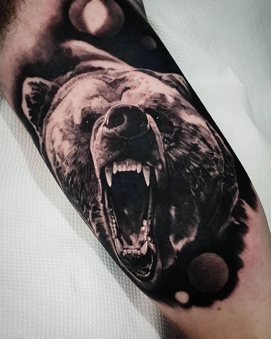 Artista di tatuaggi Nick Imms, autore di ritratto in nero e grigio con realismo | Regno Unito