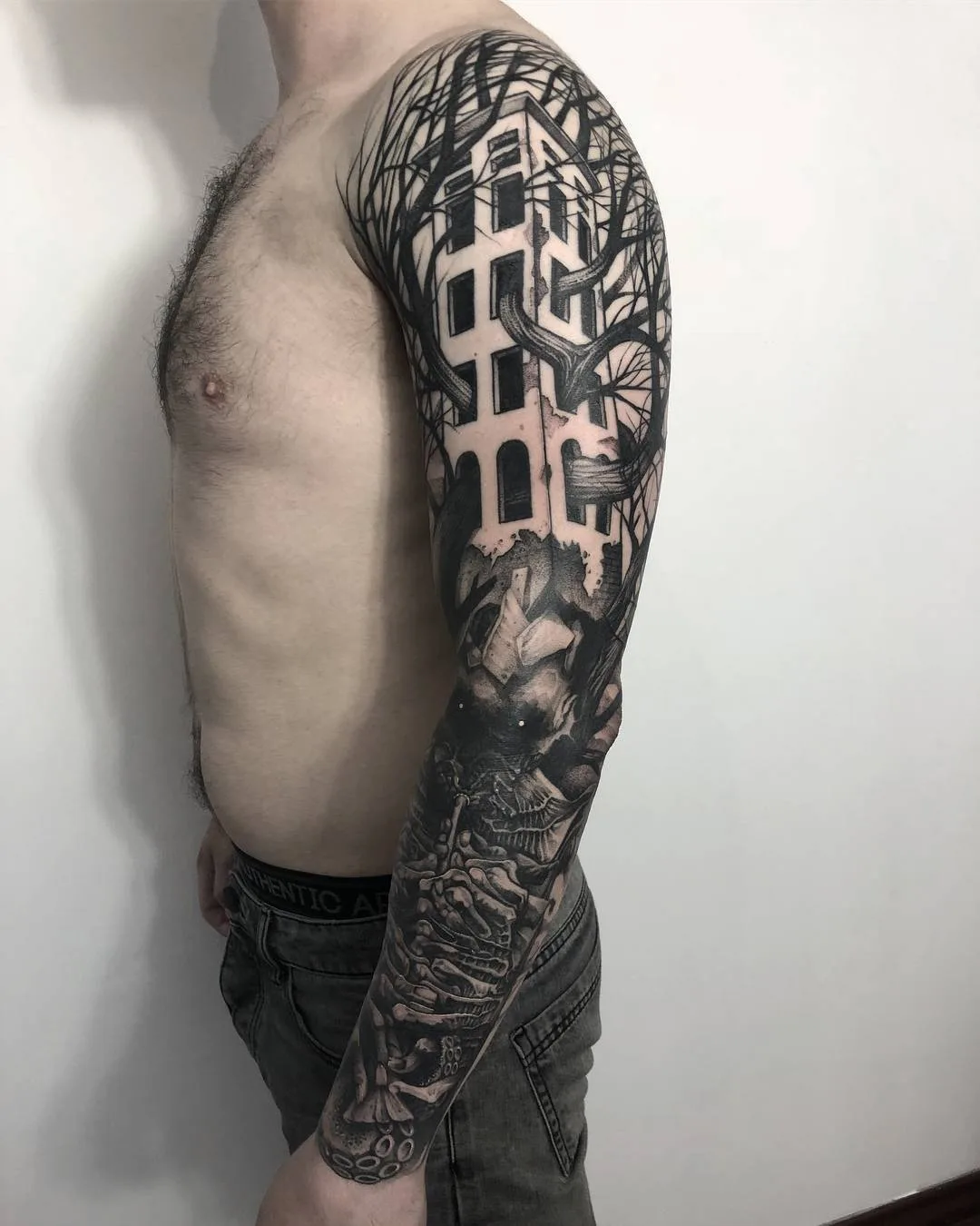 Artista di tatuaggi Patryk Chybowski, stile surrealista di tatuaggi a nero | Varsovia, Polonia