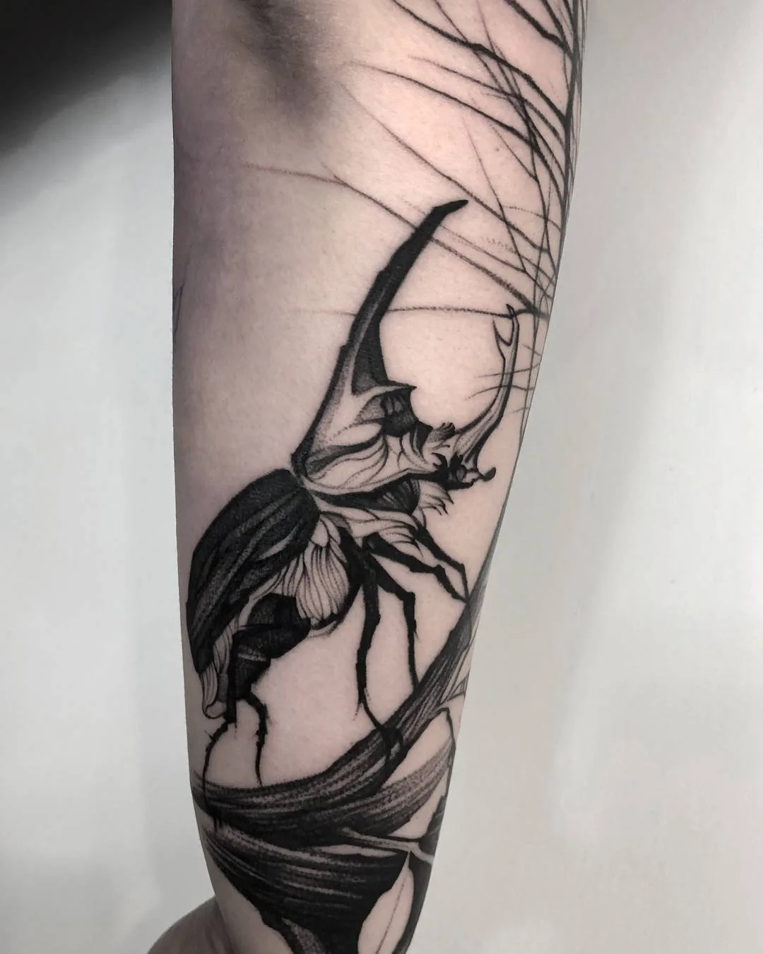Artista di tatuaggi Patryk Chybowski, stile surrealista di tatuaggi a nero | Varsovia, Polonia