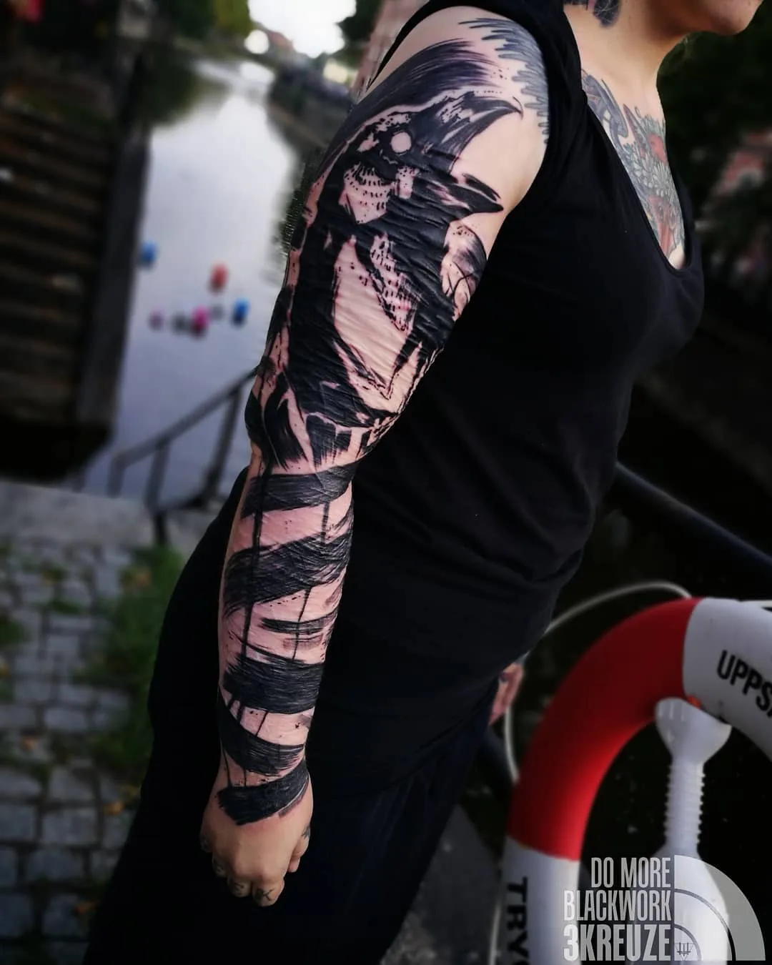Artista di tatuaggi 3KREUZE, tatuaggio brutale pesante astratto in nero | Uppsala, Svezia