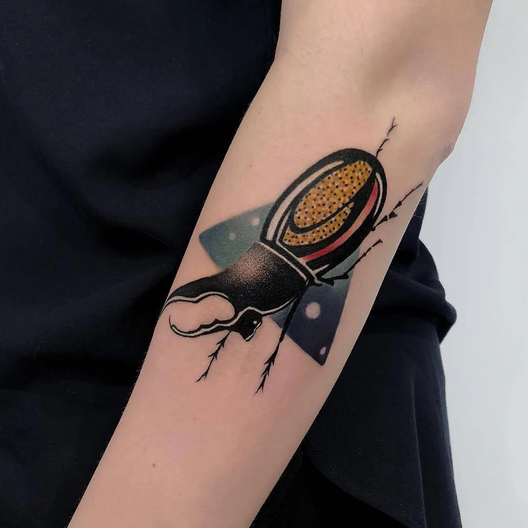 Artista di tatuaggi Marta Kudu, stile autore disegno a colori di tatuaggi, insetto | Varsovia, Polonia 