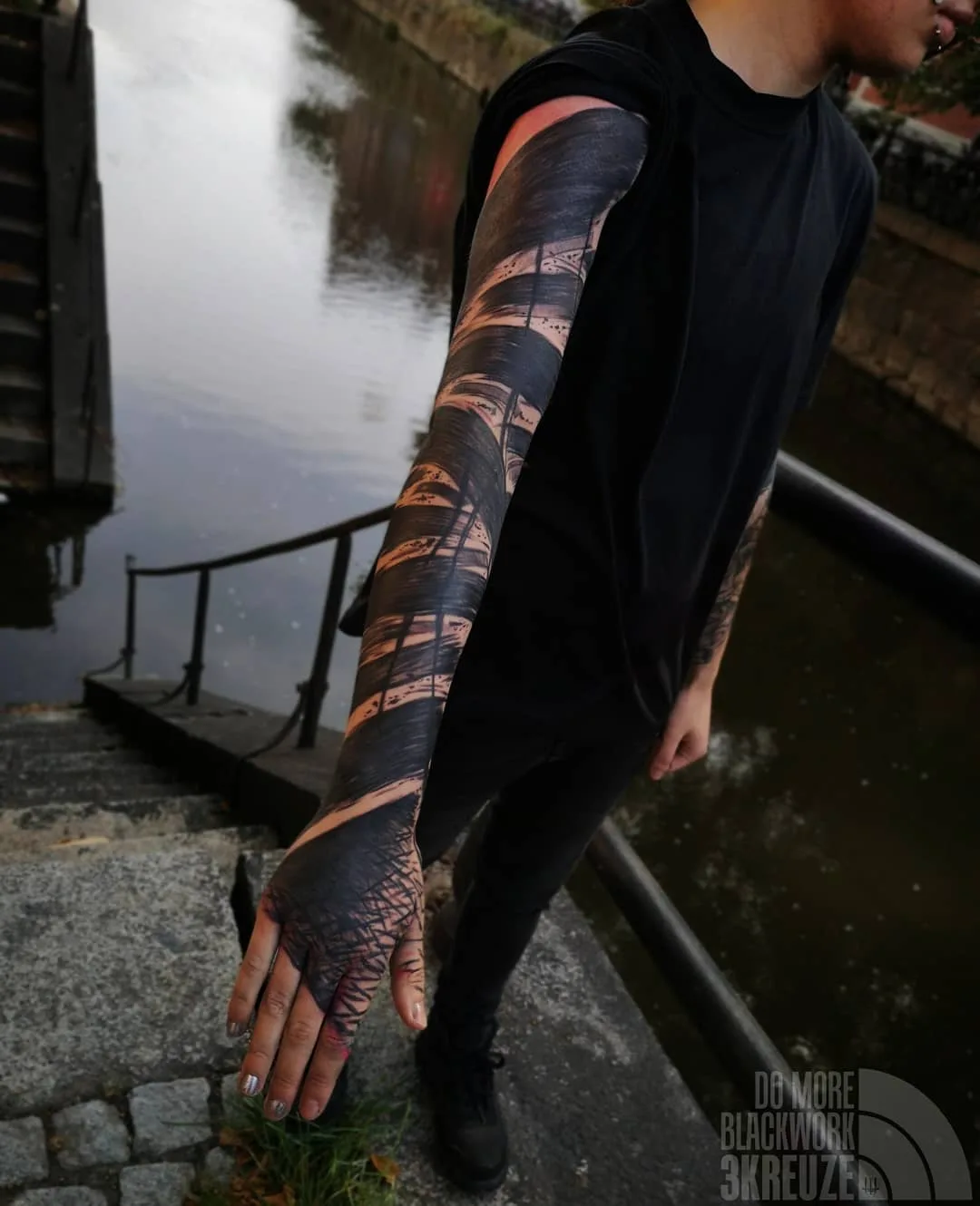 Artista di tatuaggi 3KREUZE, tatuaggio brutale pesante astratto in nero | Uppsala, Svezia