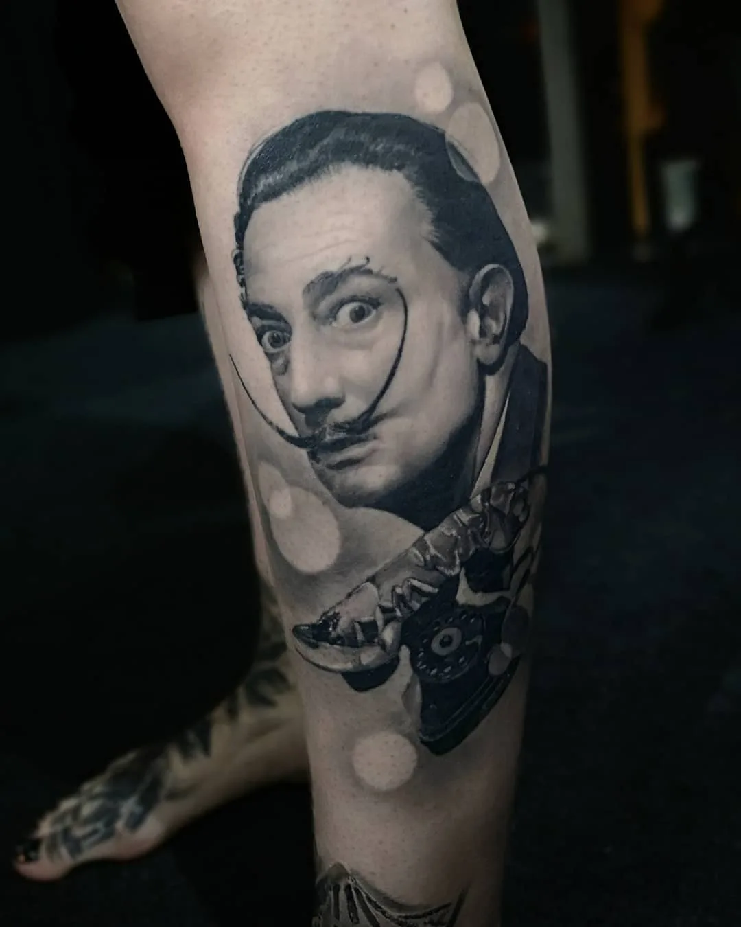 Artista di tatuaggi Nick Imms, autore di ritratto in nero e grigio con realismo | Regno Unito
