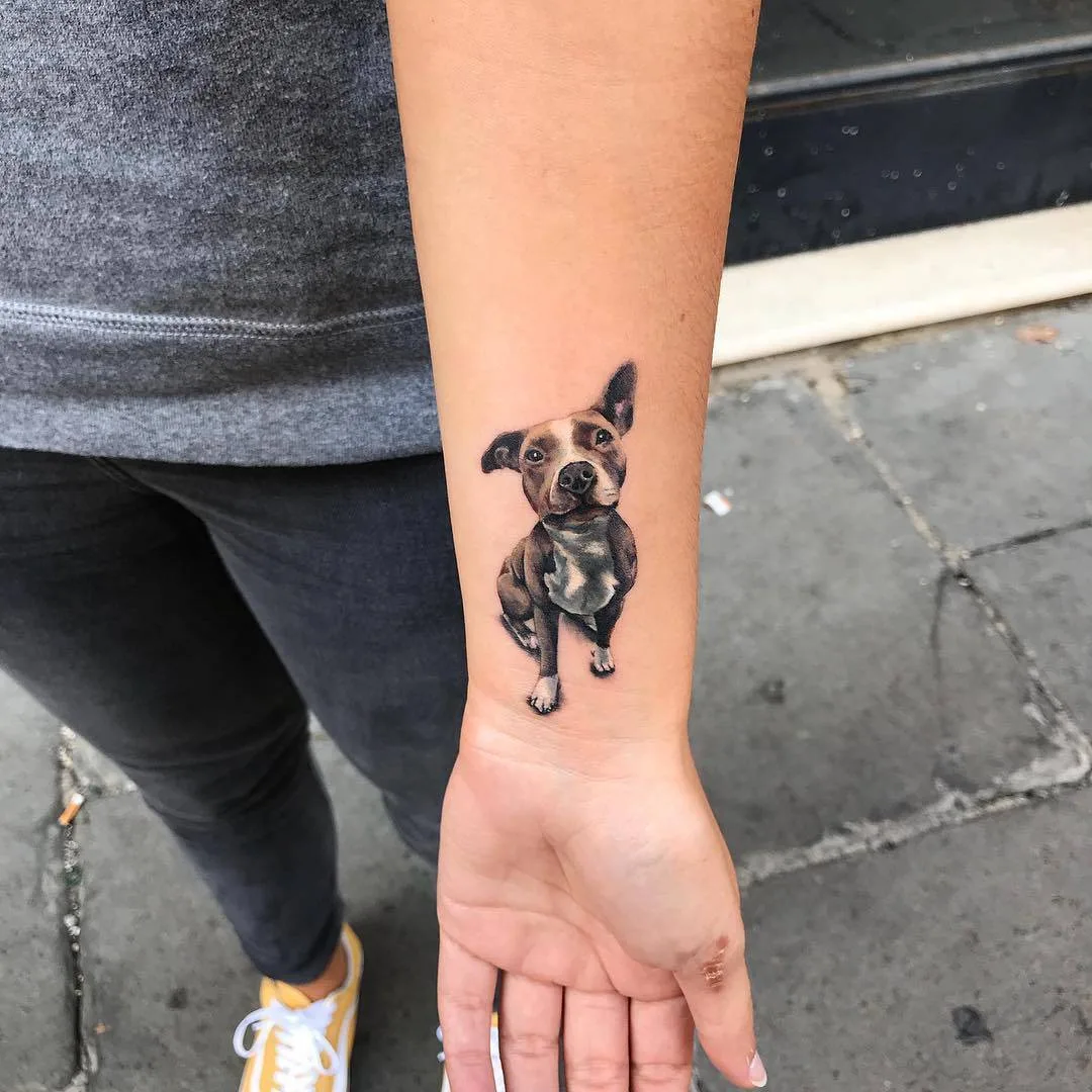 Tatuagem artista Alberto Marzari, cor tatuagem pequena realista, minimalismo, cachorro | Roma, Itália 