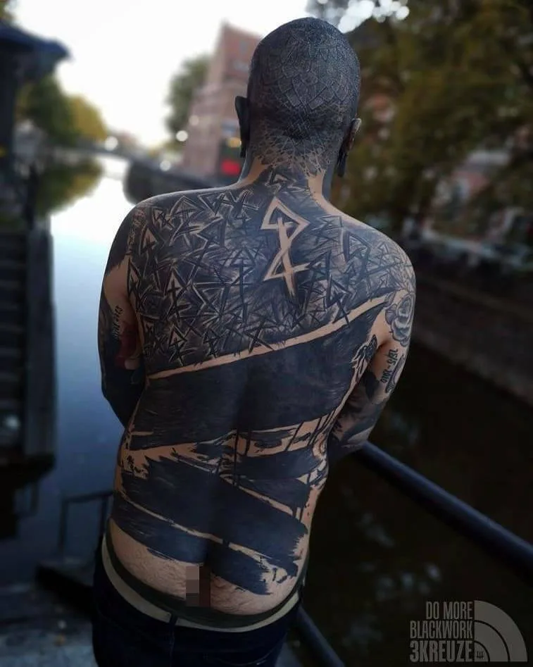 Artista di tatuaggi 3KREUZE, tatuaggio brutale pesante astratto in nero | Uppsala, Svezia
