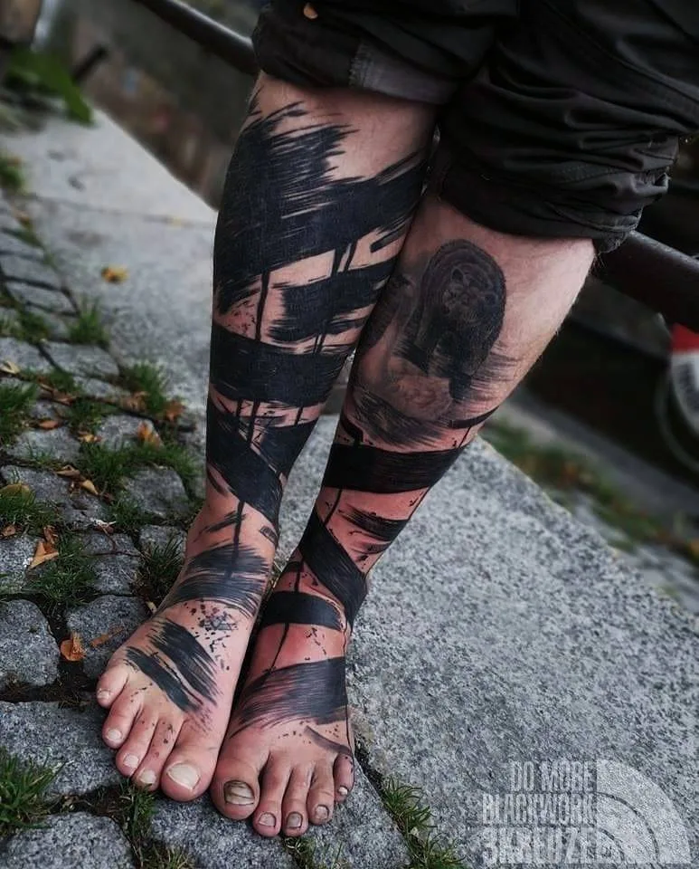 Artista di tatuaggi 3KREUZE, tatuaggio brutale pesante astratto in nero | Uppsala, Svezia