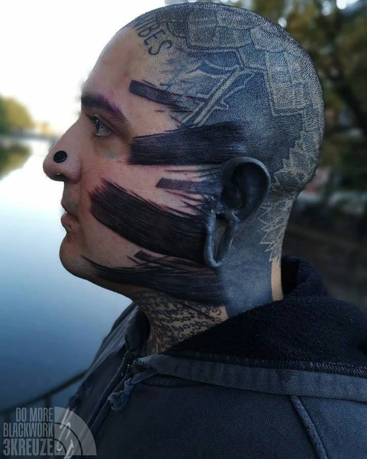Artista di tatuaggi 3KREUZE, tatuaggio brutale pesante astratto in nero | Uppsala, Svezia