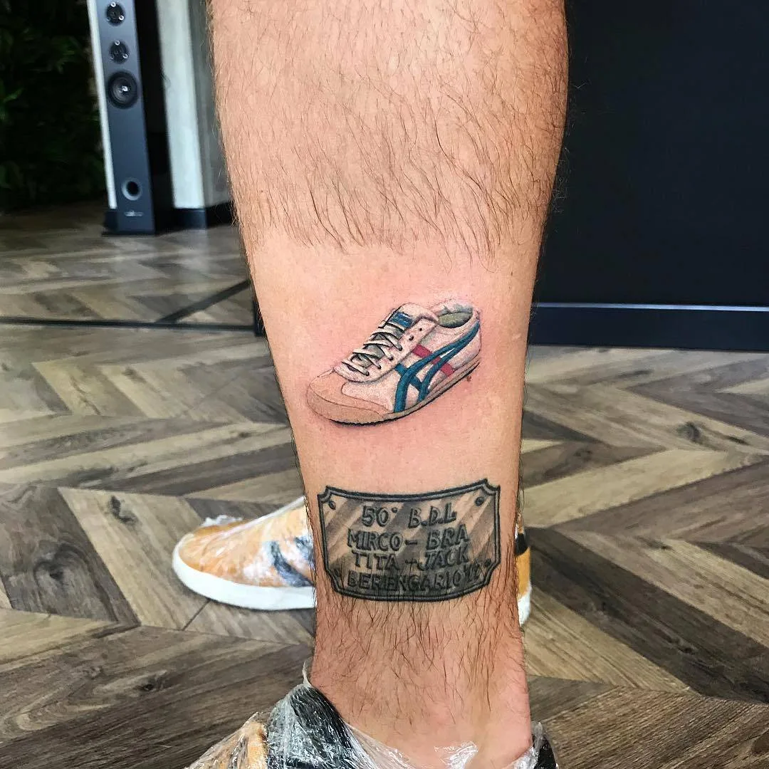 Tatuagem artista Alberto Marzari, cor tatuagem pequena realista, minimalismo, snikers | Roma, Itália