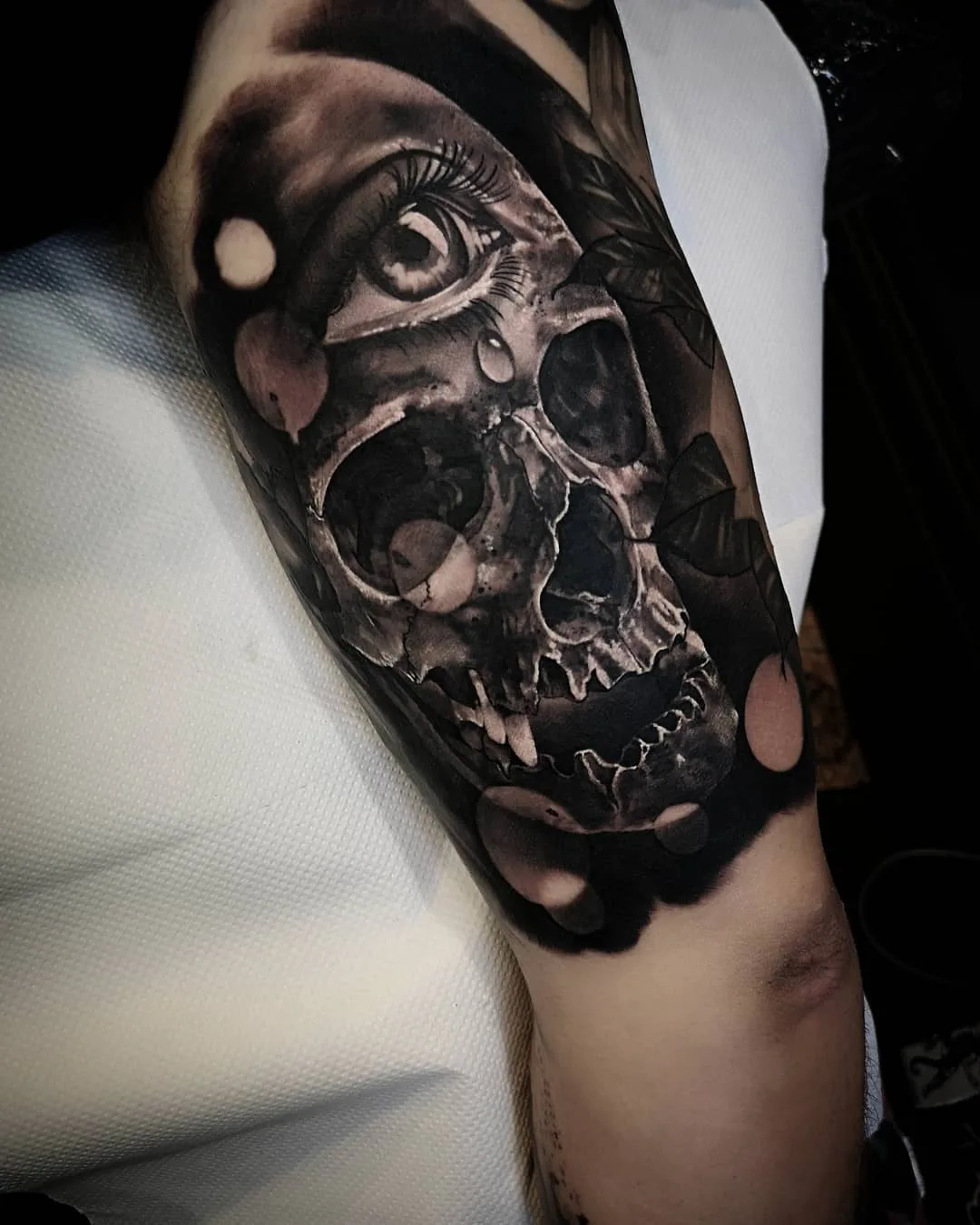 Artista di tatuaggi Nick Imms, autore di ritratto in nero e grigio con realismo | Regno Unito