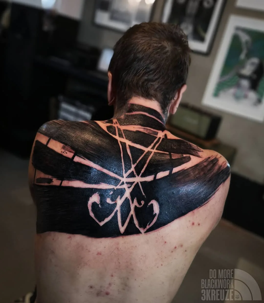 Artista di tatuaggi 3KREUZE, tatuaggio brutale pesante astratto in nero | Uppsala, Svezia