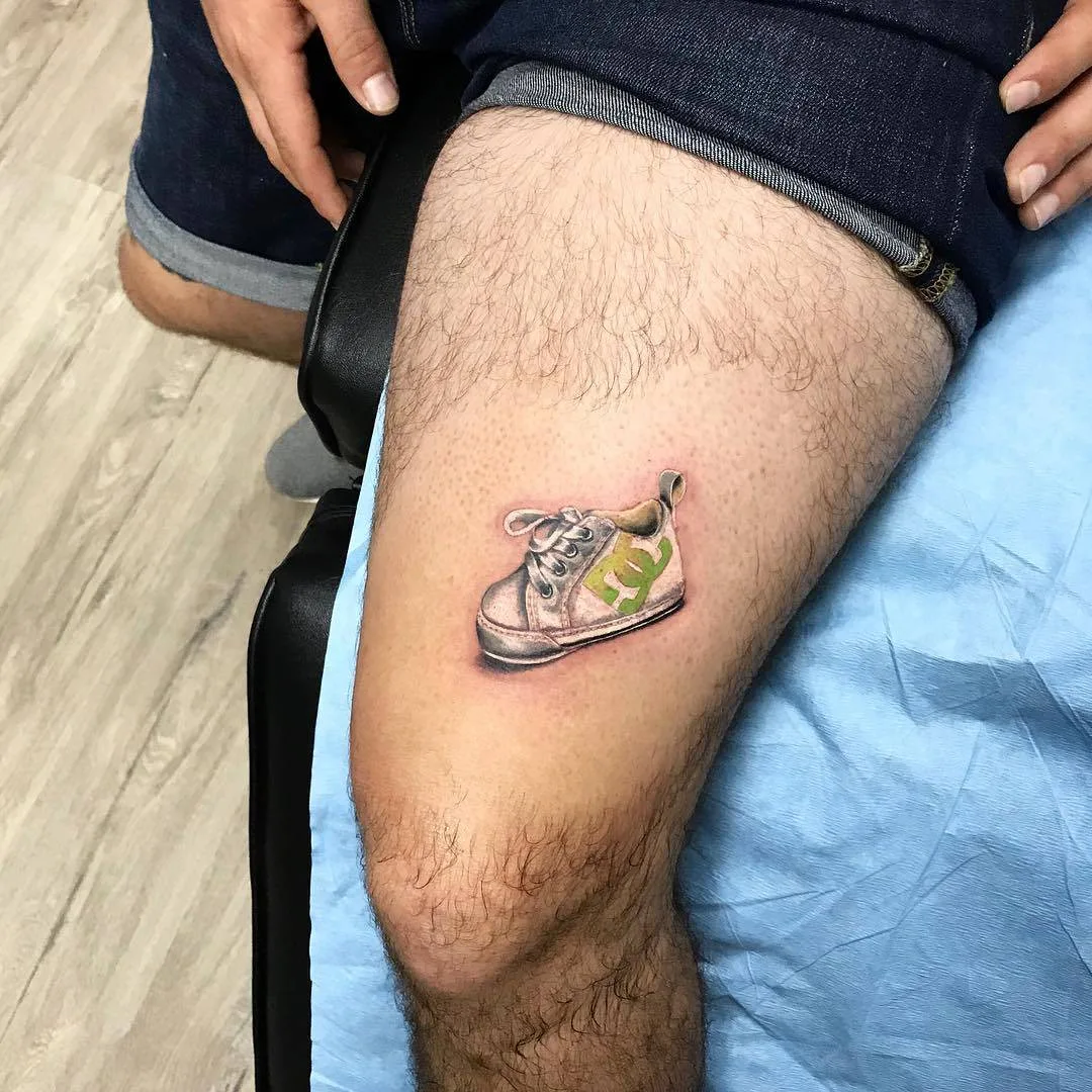 Tatuagem artista Alberto Marzari, cor tatuagem pequena realista, minimalismo, botas DC | Roma, Itália 