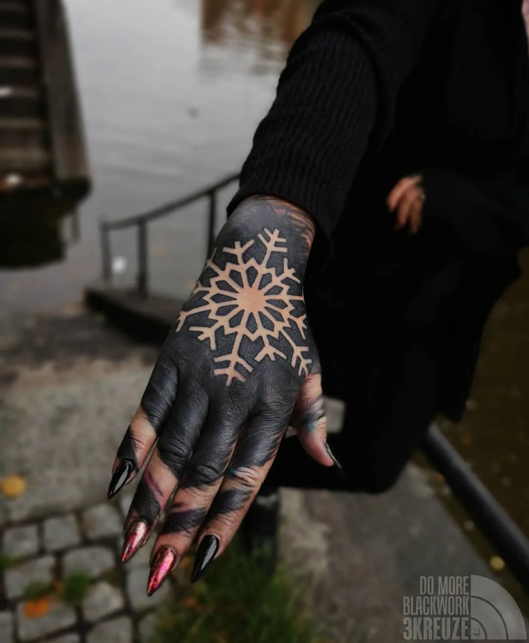 Artista di tatuaggi 3KREUZE, tatuaggio brutale pesante astratto in nero | Uppsala, Svezia