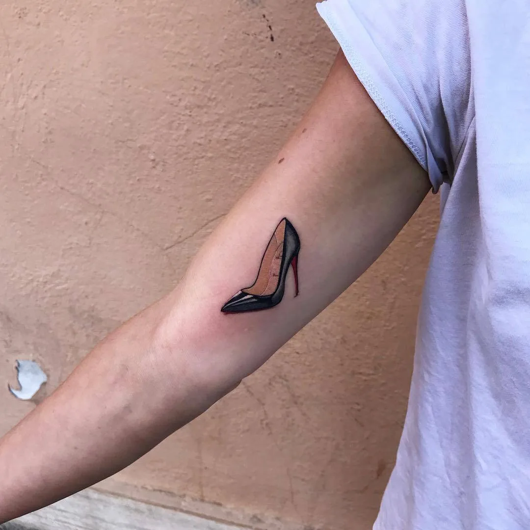 Tatuagem artista Alberto Marzari, cor tatuagem pequena realista, minimalismo, sapato | Roma, Itália 