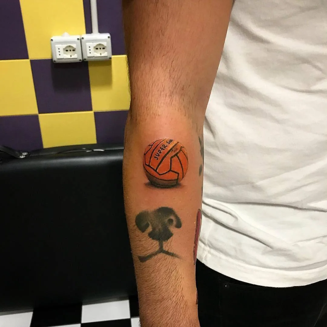 Tatuagem artista Alberto Marzari, cor tatuagem pequena realista, minimalismo, bola de vôlei | Roma, Itália 