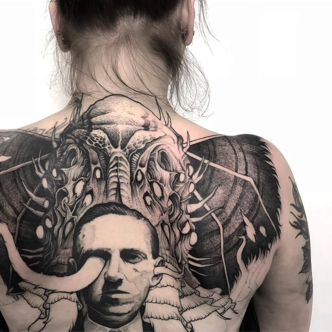 Artista di tatuaggi Patryk Chybowski, stile surrealista di tatuaggi a nero | Varsovia, Polonia
