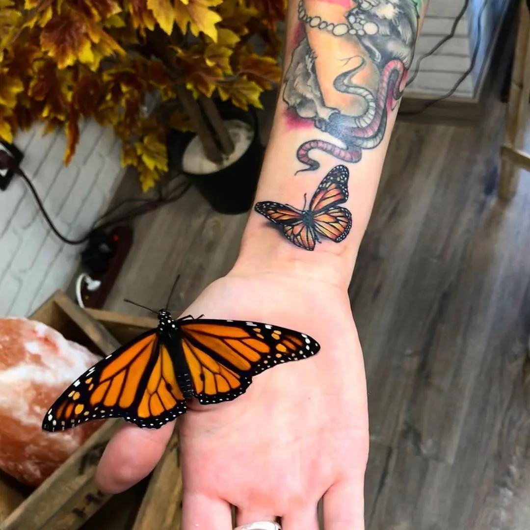 Tatuagem artista Alberto Marzari, cor tatuagem pequena realista, minimalismo, borboleta | Roma, Itália 