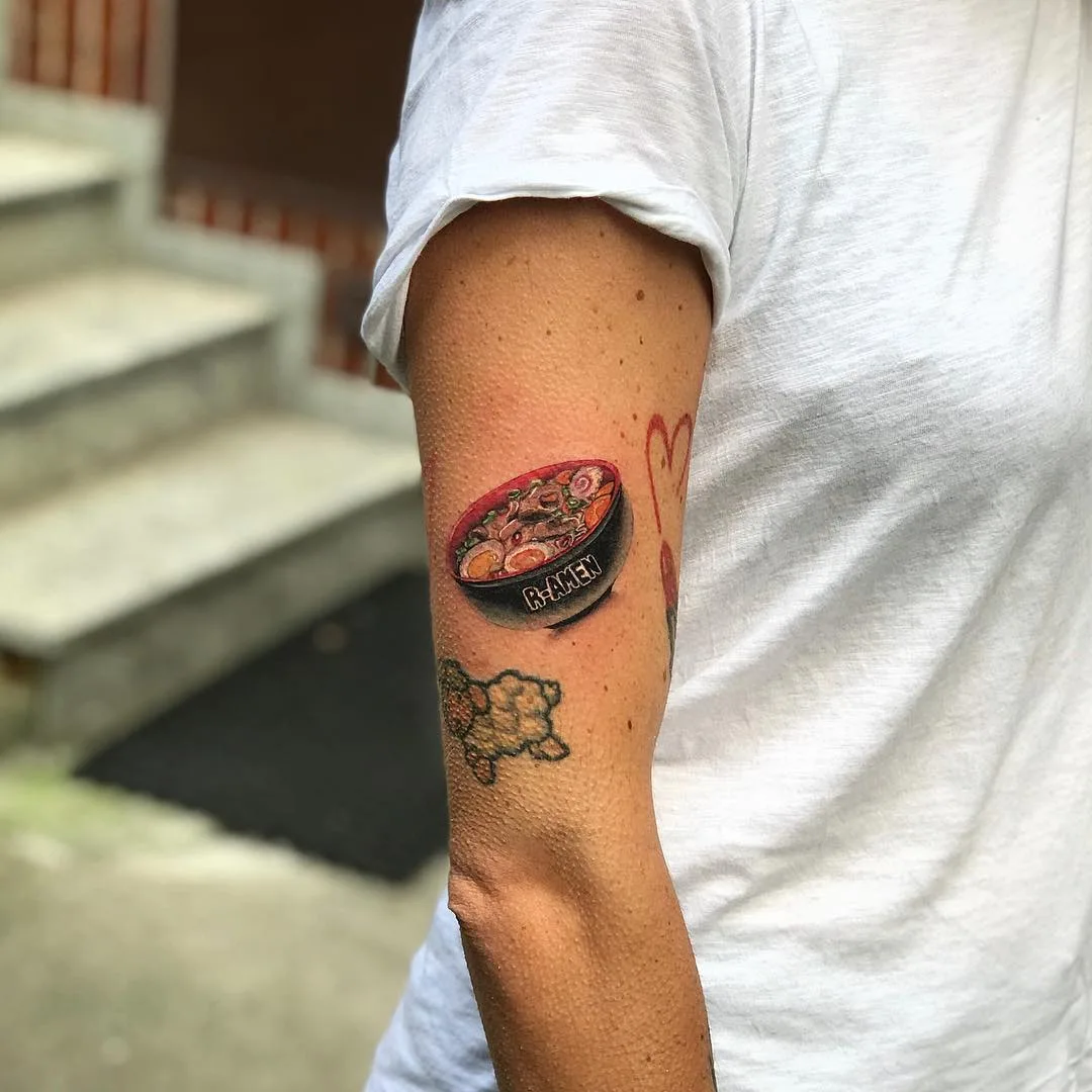 Tatuagem artista Alberto Marzari, cor tatuagem pequena realista, minimalismo, uma tigela de sopa | Roma, Itália 