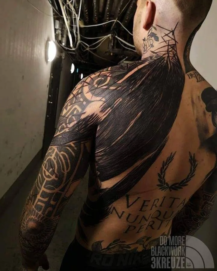 Artista di tatuaggi 3KREUZE, tatuaggio brutale pesante astratto in nero | Uppsala, Svezia